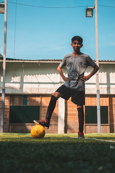 الرياضة التي تلعب على أكبر الملاعب من 4 حروف
